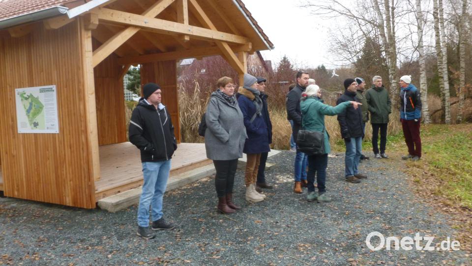 Thema Naturerlebnisraum Oberviechtach: Anne Wendl (Bildmitte) erklärten den Teilnehmern die verschiedenen Bauwerke und Landschaftselemente. Bild: Robert Bäumler