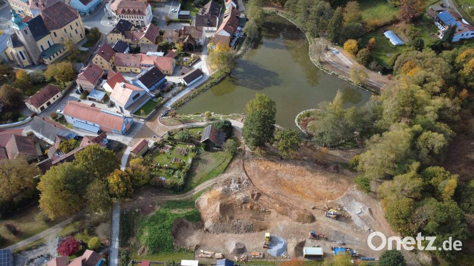 Die Restarbeiten am Marktweiher in Oberviechtach sollen nächstes Jahr abgeschlossen werden. Bild: Emil Teplitzky