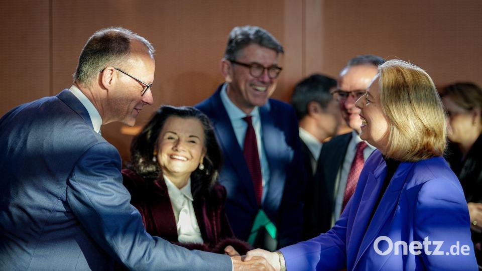 Kanzler Merz und Ministerin Bas wirken im Kabinett zufrieden. Bild: Kay Nietfeld/dpa