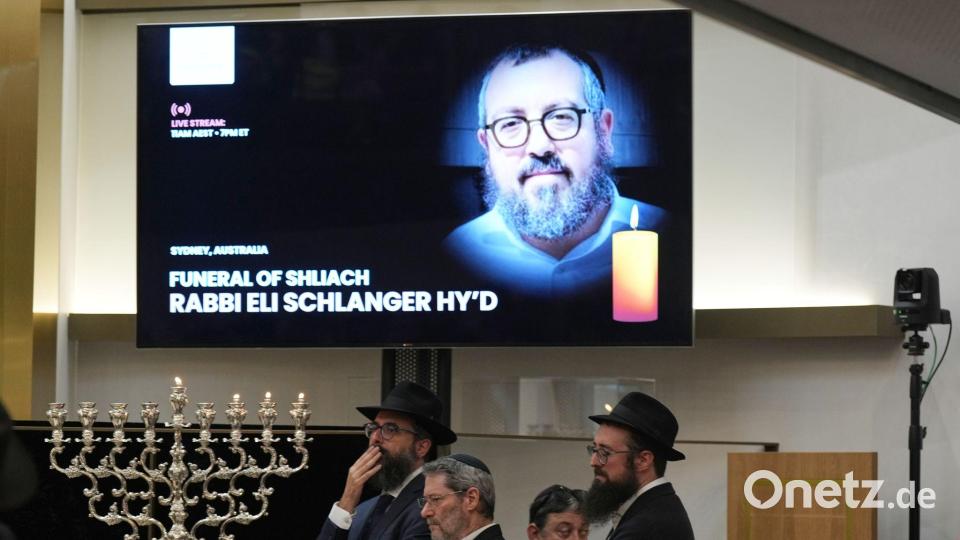 Trauernde versammeln sich in Sydney, Australien, in einer Synagoge zur Beerdigung von Rabbi Eli Schlanger, einem Opfer des Angriffs in Bondi Beach. (Foto aktuell) Bild: Mark Baker/Pool AP/dpa