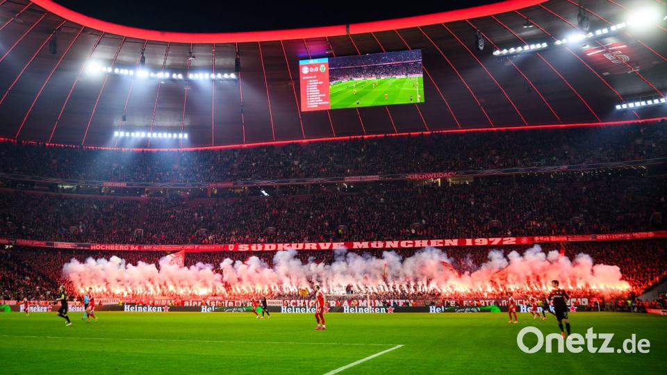 Fans des FC Bayern München zünden Pyrotechnik im Fanblock. (Archivbild) Bild: Tom Weller/dpa