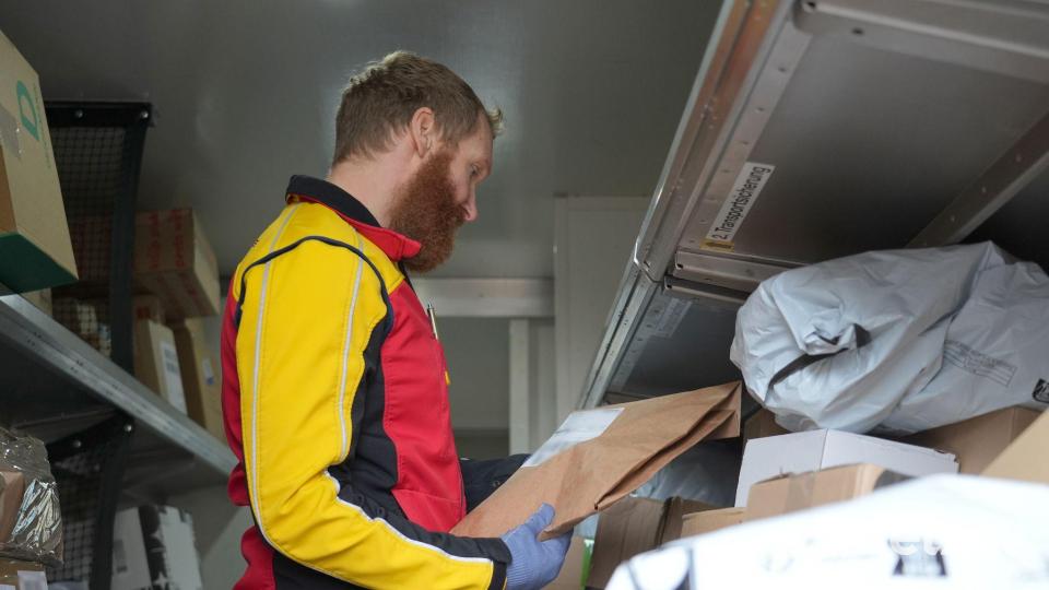 Mehr als 200 Pakete fährt der Paketbote täglich in der Weihnachtszeit aus. Bild: Manuel Genolet/dpa