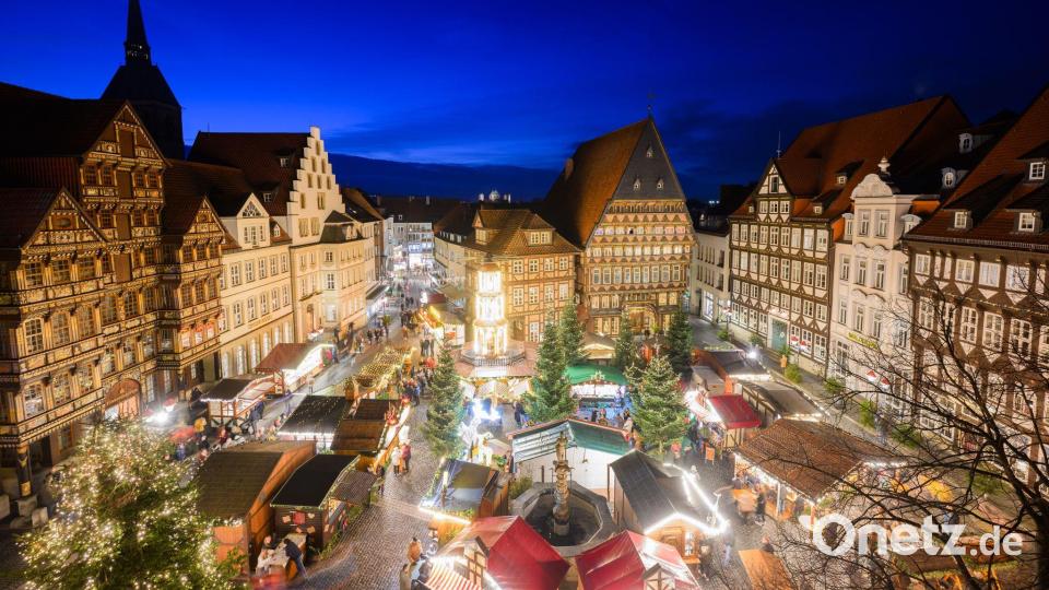Lichter leuchten auf dem Hildesheimer Weihnachtsmarkt auf dem historischen Marktplatz mit dem Knochenhaueramtshaus. Bild: Julian Stratenschulte/dpa