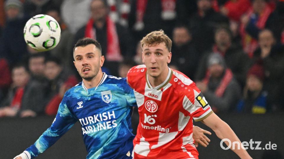 Volle Konzentration auf den Ball bei Nelson Weiper (r). Bild: Torsten Silz/dpa