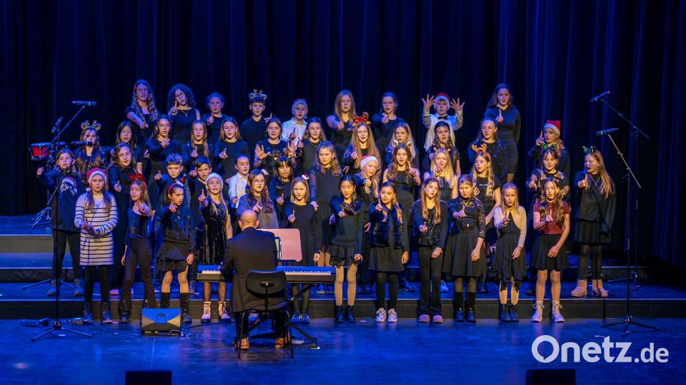 Der Unterstufenchor sang zwei englische weihnachtliche Popsongs völlig auswendig. Bild: Lorenz von Koenen