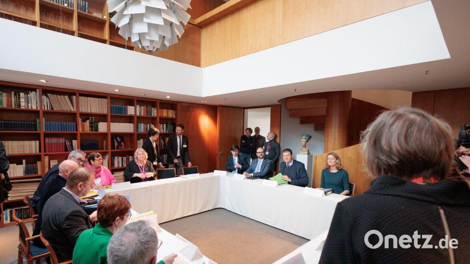 Anfang Dezember begannen die Verhandlungen für die Landesbeschäftigten. (Archivbild) Bild: Carsten Koall/dpa