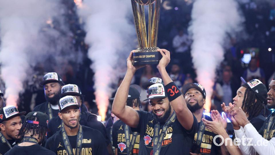 Der Center der New York Knicks, Karl-Anthony Towns (M), feiert mit seinen Mannschaftskameraden. Bild: Ian Maule/AP/dpa