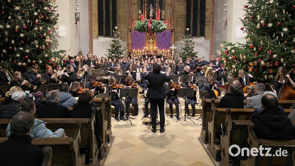 Mit mehreren Chören und Instrumentalensembles gestaltete das Johann-Andreas-Schmeller-Gymnasium Nabburg sein Weihnachtskonzert in der festlich geschmückten Nabburg Stadtpfarrkirche St. Johannes. Bild: aub