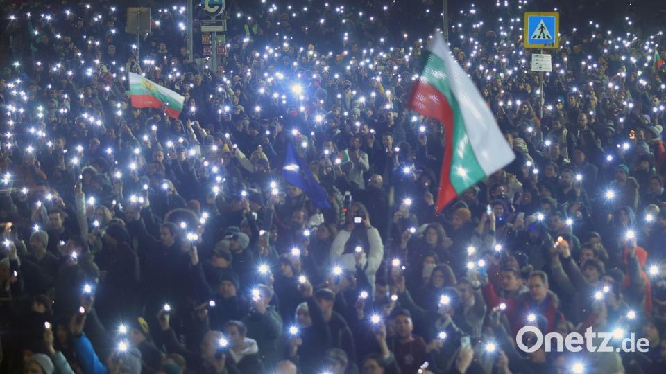 Menschen gingen mit Flaggen und Lichtern auf die Straße. Bild: Valentina Petrova/AP/dpa