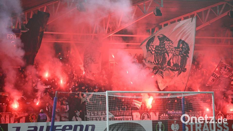 Fans von Eintracht Frankfurt sorgen regelmäßig für Vorfälle. (Archivbild) Bild: Arne Dedert/dpa
