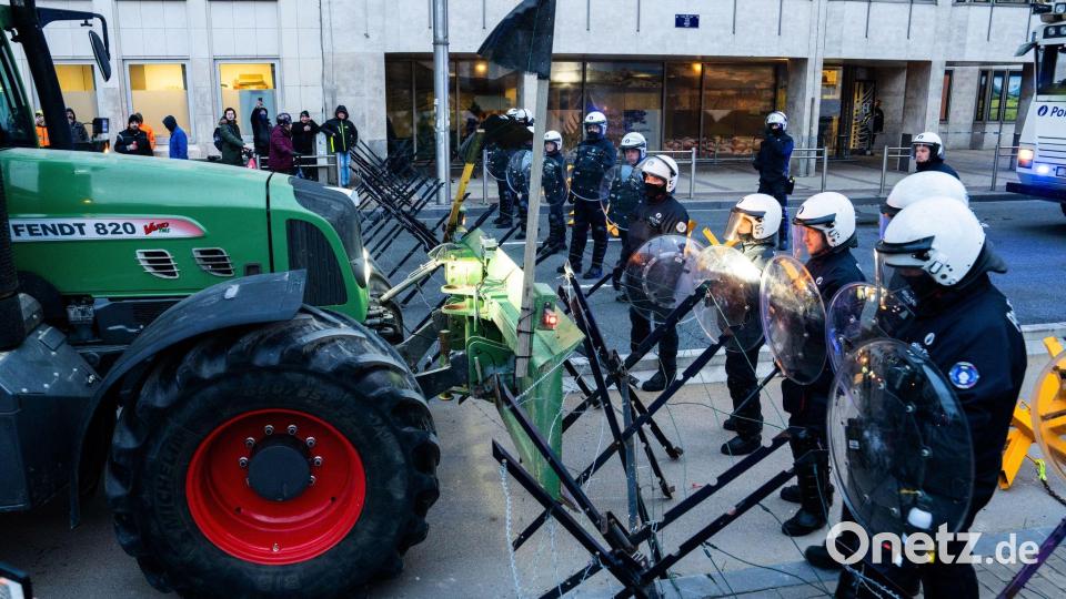 Polizisten bewachen eine Absperrung. Bild: Marius Burgelman/AP/dpa