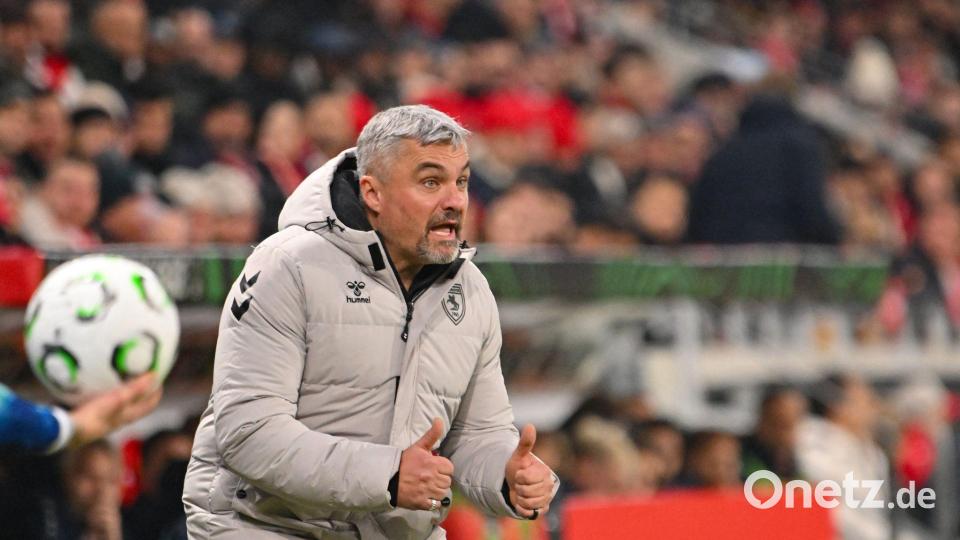 Samsunspors deutscher Trainer Thomas Reis feuert sein Team an. Bild: Torsten Silz/dpa