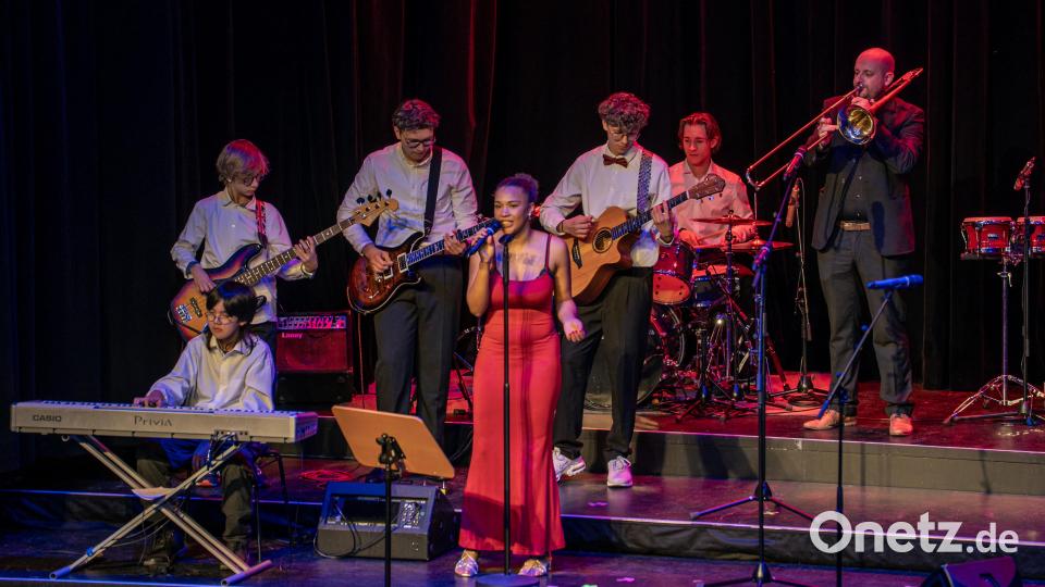 Die Schulband Blesk des Erasmus Gymnasiums in Amberg überzeugte auf ganzer Linie. Bild: Lorenz von Koenen