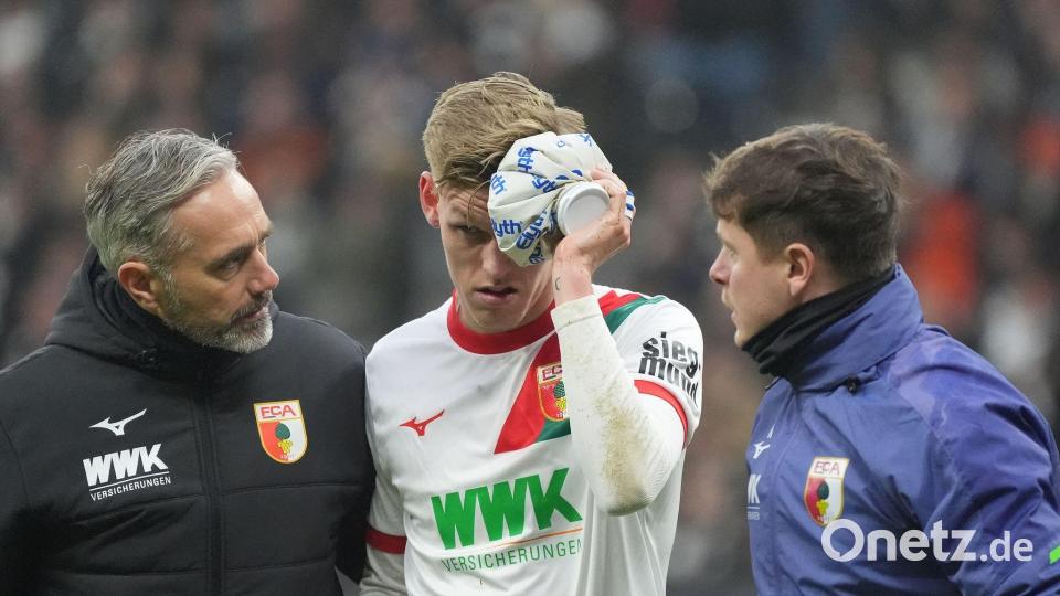 Augsburg-Profi Kade (M) muss wohl verletzt pausieren. Bild: Marc Schüler/dpa