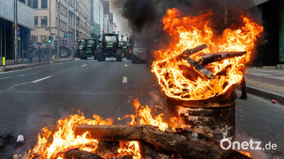 Brennende Barrikaden in Brüssel. Bild: Marius Burgelman/AP/dpa