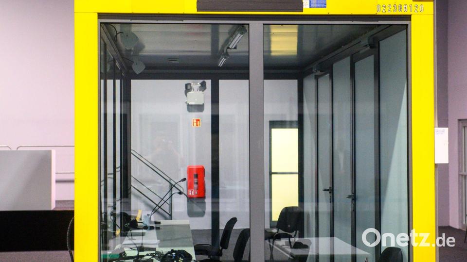 Der Platz des Angeklagten im Verhandlungssaal blieb leer. Bild: Klaus-Dietmar Gabbert/dpa