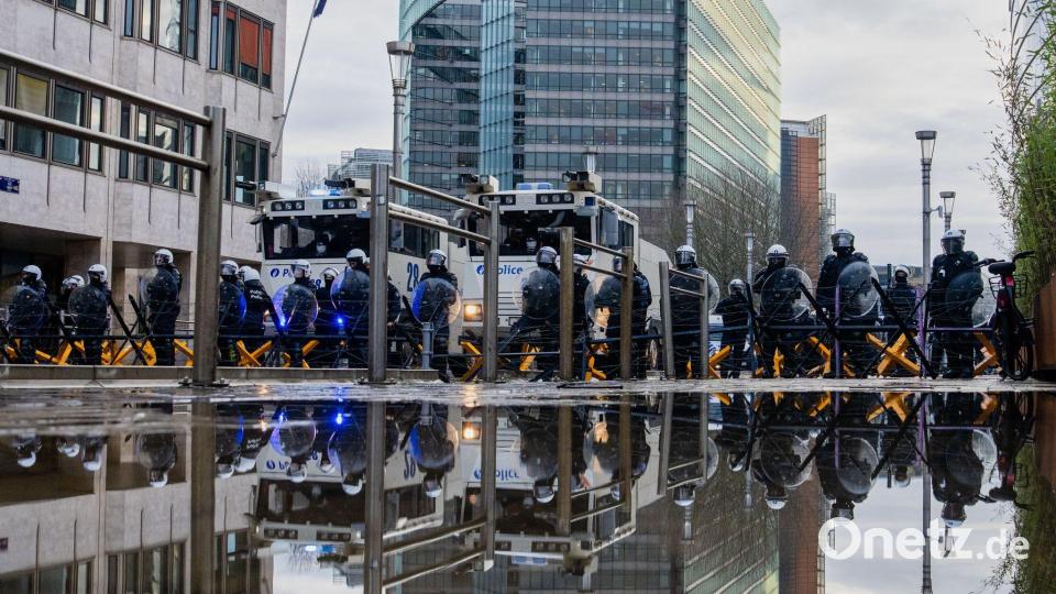Polizisten schützen den in Brüssel tagenden EU-Gipfel. Bild: Marius Burgelman/AP/dpa