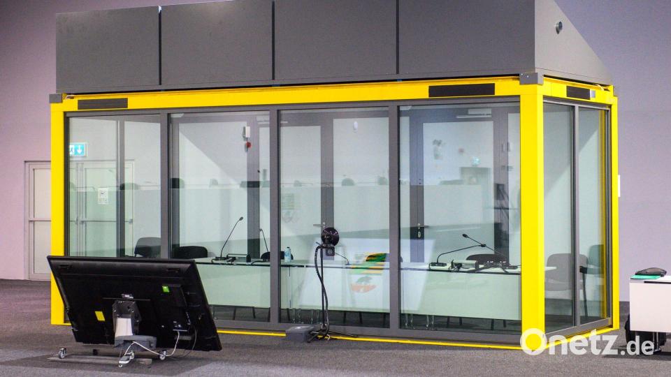 Blick auf den leeren Glaskasten im Gerichtssaal des temporären Gerichtsgebäudes vom Landgericht Magdeburg, in dem normalerweise der Todesfahrer vom Magdeburger Weihnachtsmarkt sitzt. Bild: Klaus-Dietmar Gabbert/dpa