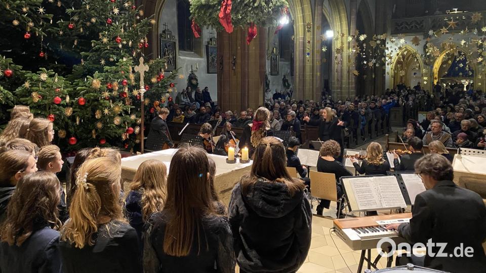 Chor und Orchester in wechselnden Kombinationen begeisterten die Zuhörer in der bis auf den letzten Platz gefüllten Kirche. Bild: aub