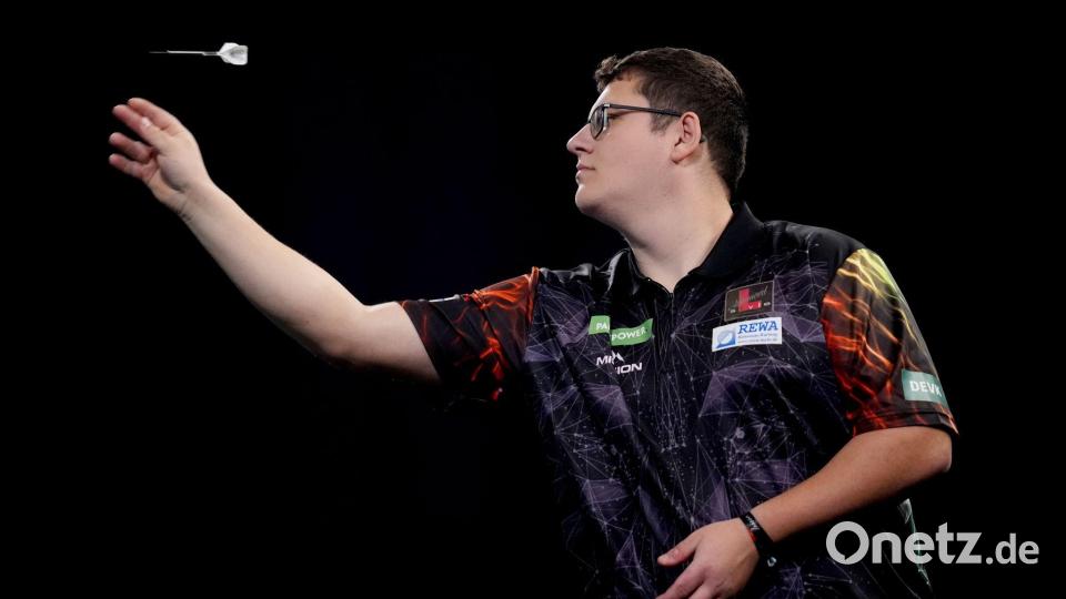 Dominik Grüllich scheitert knapp an Jermaine Wattimena. Bild: John Walton/PA Wire/dpa