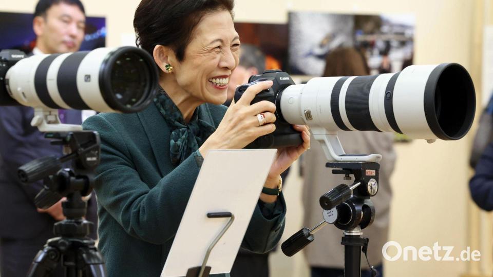 Die japanische Prinzessin Hisako probiert eine professionelle Kamera aus. Bild: Uncredited/kyodo/dpa