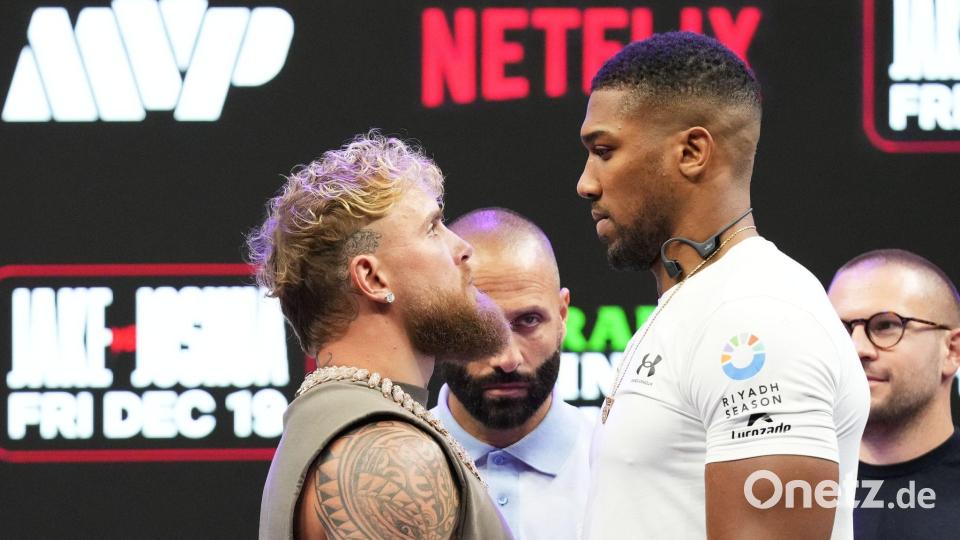 Jake Paul (l) und Anthony Joshua stehen sich während einer Pressekonferenz zu ihrem bevorstehenden Schwergewichtsboxkampf im Dezember 2025 gegenüber. (Archivbild) Bild: Lynne Sladky/AP/dpa