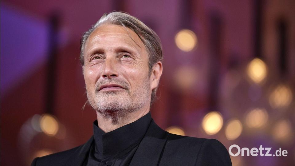 Im Kino hatte Mads Mikkelsen schon verschiedenste Rollen. Im echten Leben wäre er gern drei Wochen lang Roger Federer. (Archivbild) Bild: Alessandra Tarantino/Invision/AP/dpa