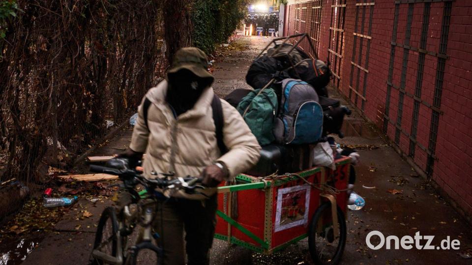 Räumung bei Barcelona: Polizei geht gegen illegale Migrantenunterkunft vor Bild: Emilio Morenatti/AP/dpa