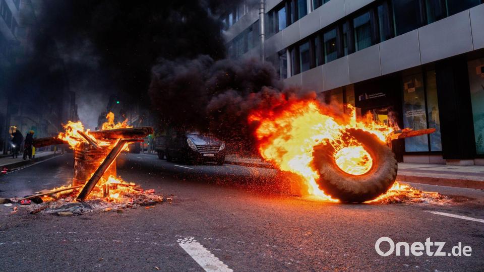 Auf den Straßen Brüssels brennt es. Bild: Marius Burgelman/AP/dpa