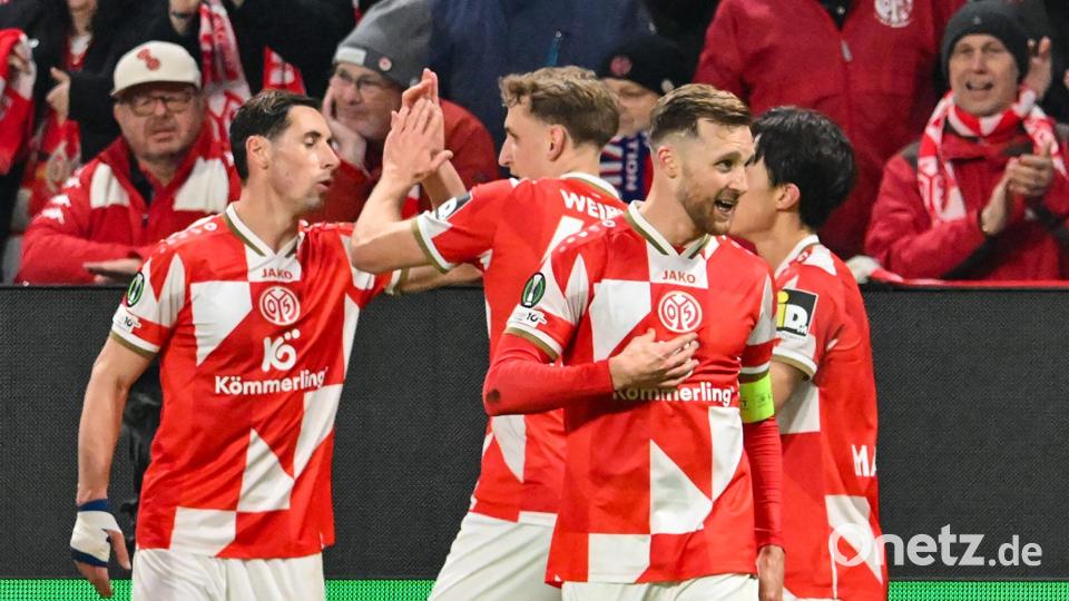 Silvan Widmer (2.v.r.) freut sich über seine Führung für Mainz. Bild: Torsten Silz/dpa