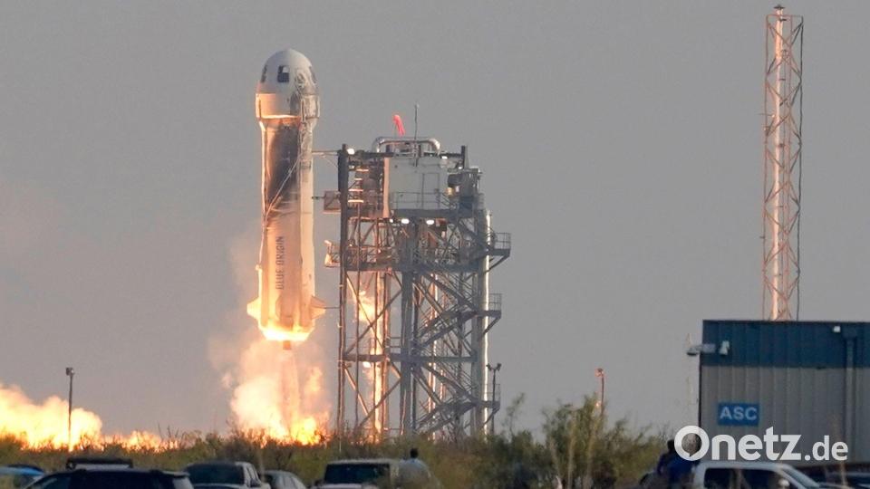 Beim nächsten All-Ausflug mit dieser Rakete sollen auch zwei Deutsche dabei sein. (Archivbild) Bild: Tony Gutierrez/AP/dpa