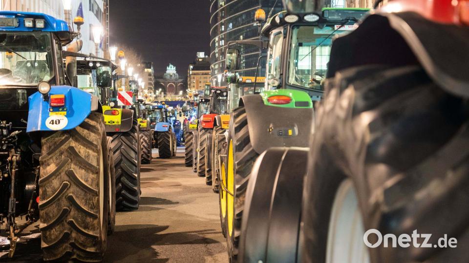 Schon am frühen Morgen hatten sich Landwirte in Brüssel versammelt. Bild: Marius Burgelman/AP/dpa