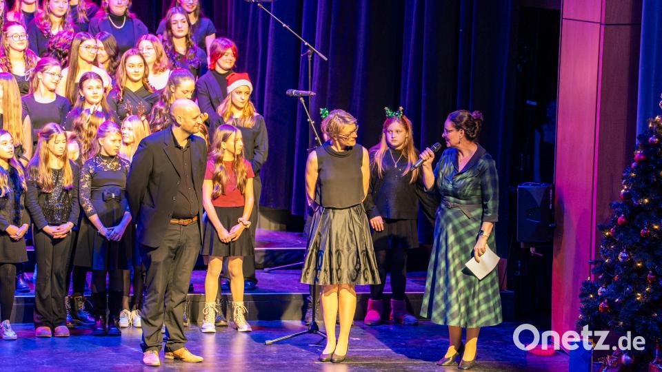 Schulleiterin Frau Daniela von der Weien (rechts) dankte den engagierten Lehrkräften Christine Uhle und Sebastian Birner. Bild: Lorenz von Koenen