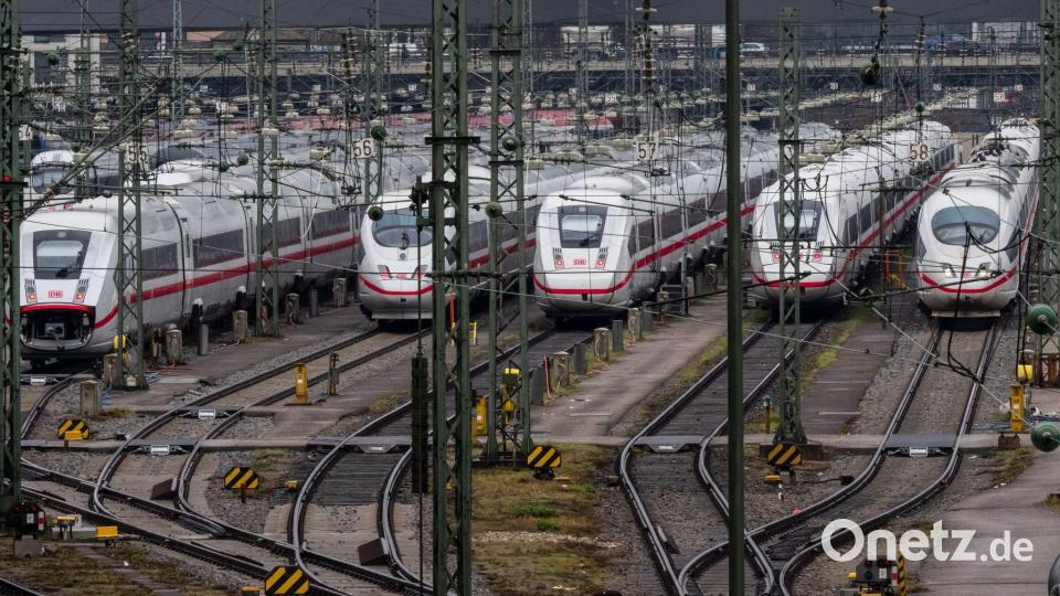 Die Bahn will zum Ferienauftakt laut einer Sprecherin „alles, was rollen kann“, fahren lassen. (Archivbild) Bild: Peter Kneffel/dpa