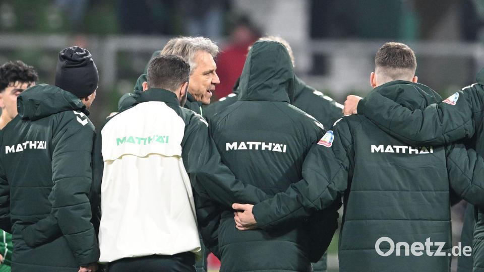 Werder-Trainer Horst Steffen spricht nach der Niederlage gegen Stuttgart. (Archiv) Bild: Carmen Jaspersen/dpa