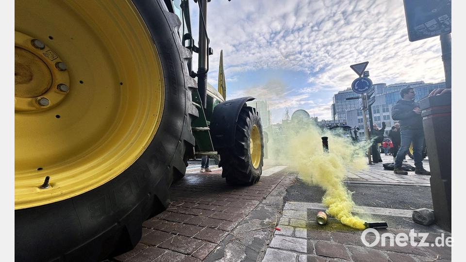 Landwirte ziehen mit ihren Traktoren durch die Straßen Brüssels. Bild: Emile Windal/Belga/dpa