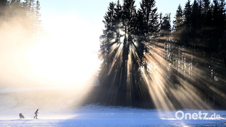Eine Person ist mit Langlaufski am Hochplateau Ramsau am Dachstein unterwegs. Bild: Barbara Gindl/APA/dpa
