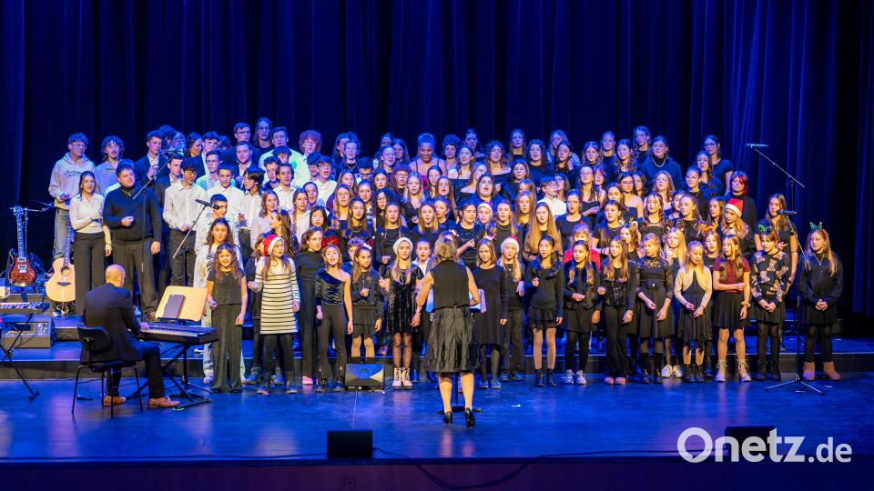 "Let my light" mit allen Ehemaligen als Zugabe ist schon zur Tradition geworden am EG und zeigt die Verbundenheit mit der Schulfamilie. Bild: Lorenz von Koenen