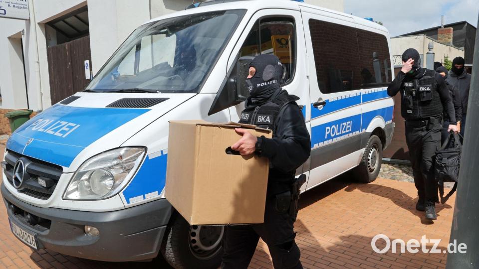 Die Polizei durchsuchte im Mai Gebäude in mehreren Bundesländern. (Archivbild) Bild: Bernd Wüstneck/dpa