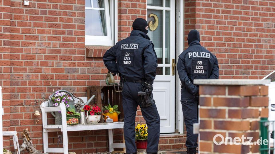 Den Angeklagten wird unter anderem ein Brandanschlag auf ein Kulturzentrum in Altdöbern (Brandenburg) vorgeworfen. (Archivbild) Bild: Frank Hammerschmidt/dpa