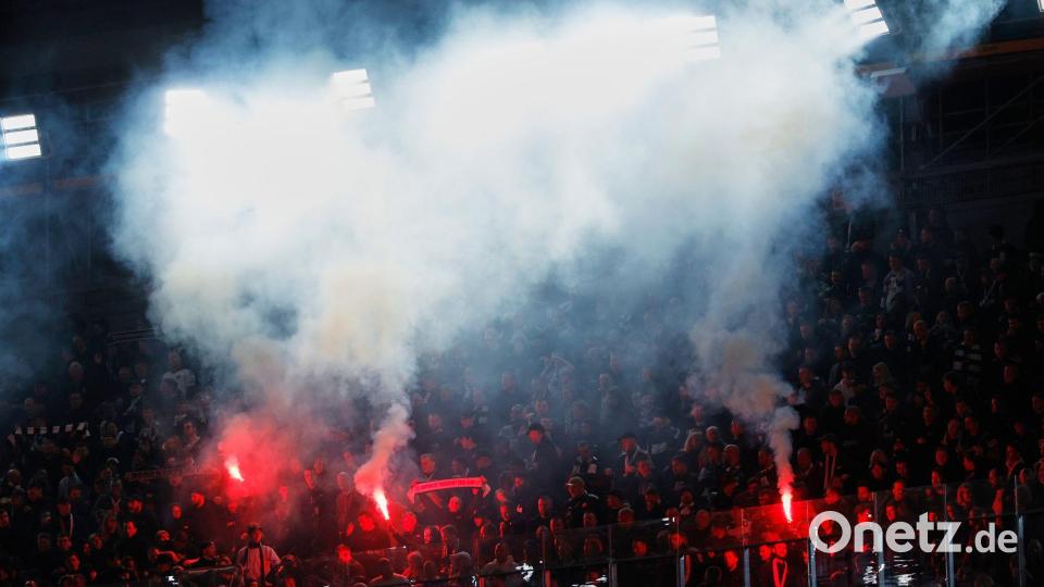 Eintracht Frankfurt will künftig einen härteren Kurs im Umgang mit den eigenen Fans fahren. (Archivbild) Bild: Joan Monfort/AP/dpa