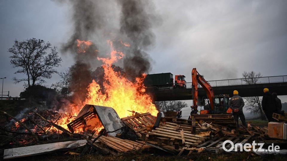 Französische Landwirte protestieren. Bild: Christophe Archambault/AFP/dpa