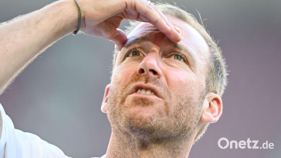 Wen findet Augsburgs Sportdirektor Weber als neuen Trainer? (Archivbild) Bild: Harry Langer/dpa