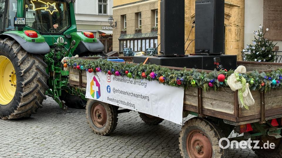 Weihnachtsbulldog der Erlöserkirche Amberg im Einsatz auf dem Marktplatz. Bild: Petra Hartl