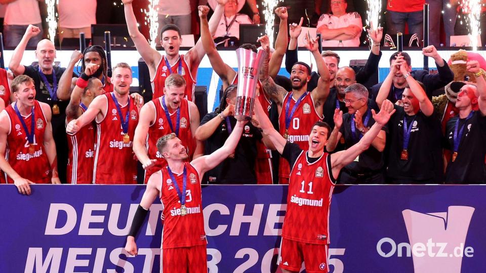 Feierten die Meisterschaft 2025: Bayerns-Profis um Andreas Obst. (Archivbild) Bild: Matthias Stickel/dpa