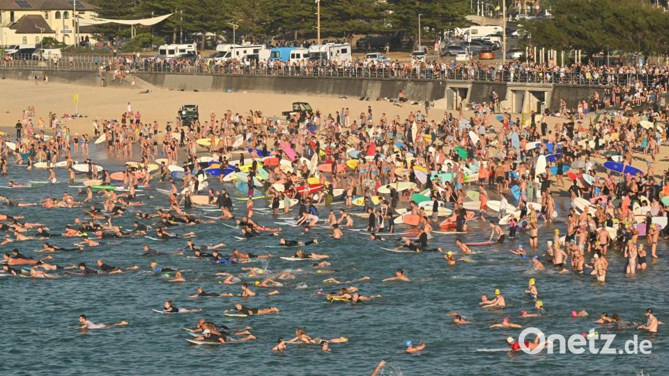 Surfer gedenken am Bondi Beach der Terroropfer. Bild: Mick Tsikas/AAP/dpa