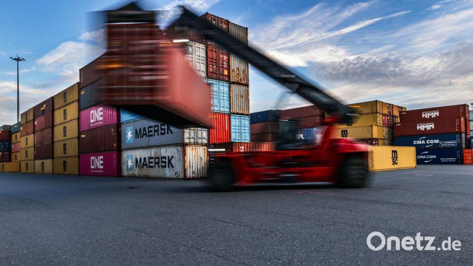 Höhere Zölle belasten die Exporte, aber es ist Erholung in Sicht. (Symbolbild) Bild: Oliver Berg/dpa