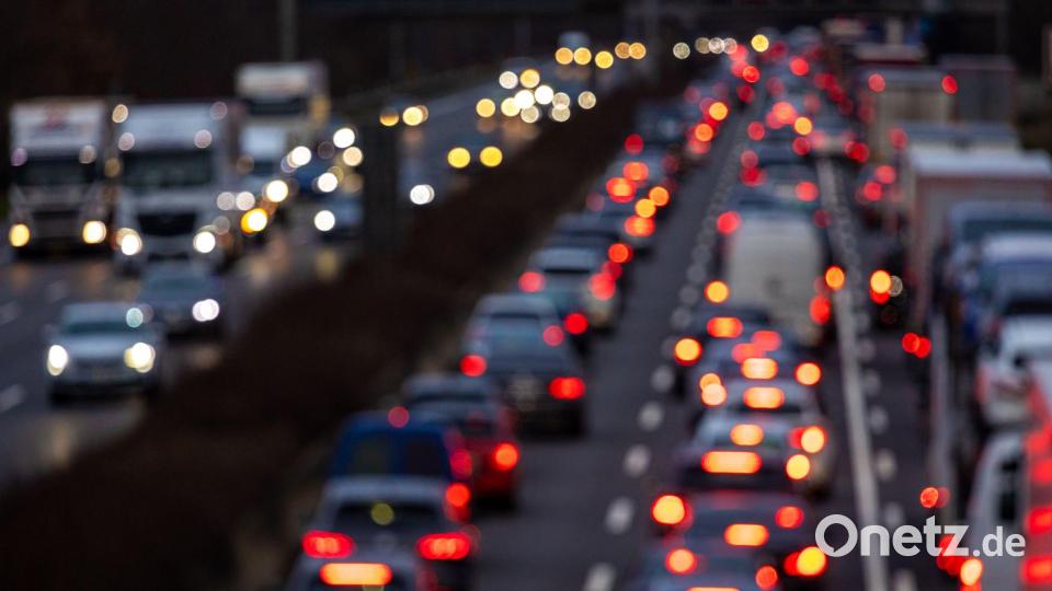Der Weg zum Weihnachtsbaum führt für viele über die Autobahnen. Dort soll es in diesem Jahr aber nicht allzu voll werden. (Symbolbild) Bild: Moritz Frankenberg/dpa