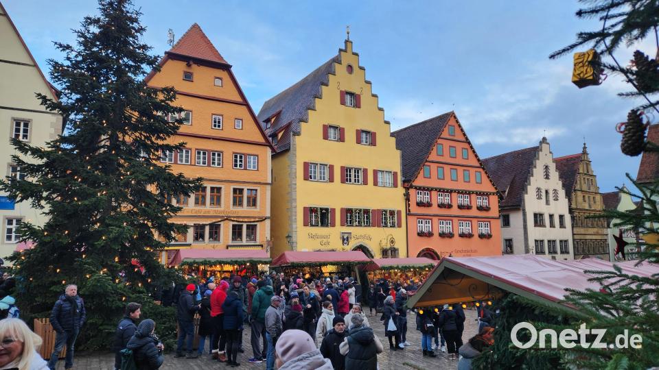 Nur ein kleiner Teil des Weihnachtsmarktes passt direkt auf den Marktplatz. Bild: Marina Sigritz