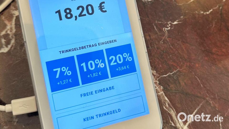 Vorgegebene Trinkgeld-Optionen bei der Kartenzahlung kommen bei vielen Menschen einer Umfrage zufolge nicht gut an. (Archivbild) Bild: Gregor Tholl/dpa/dpa-tmn